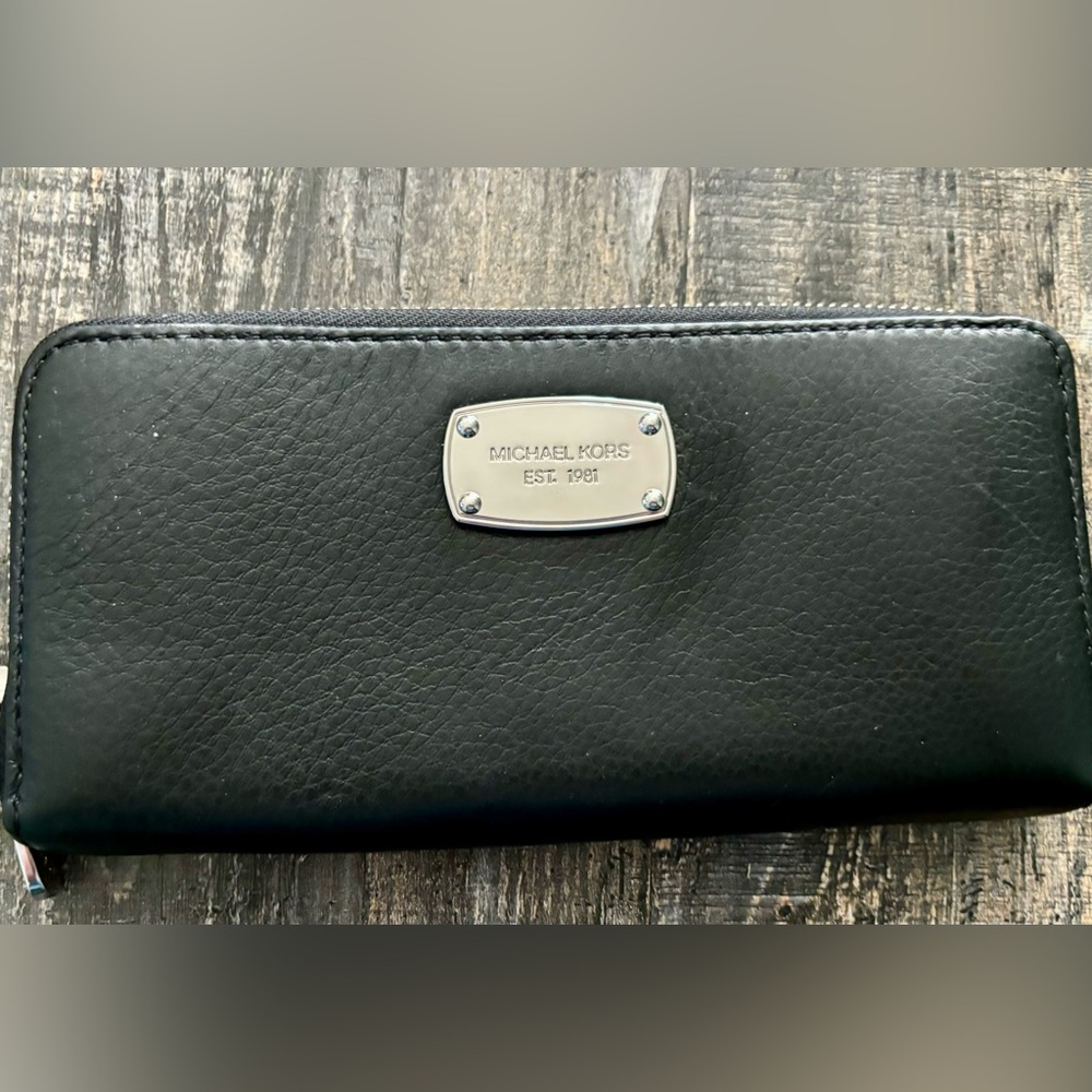 Michael Kors Womens Leather Silver Tone Zip Around Wallet